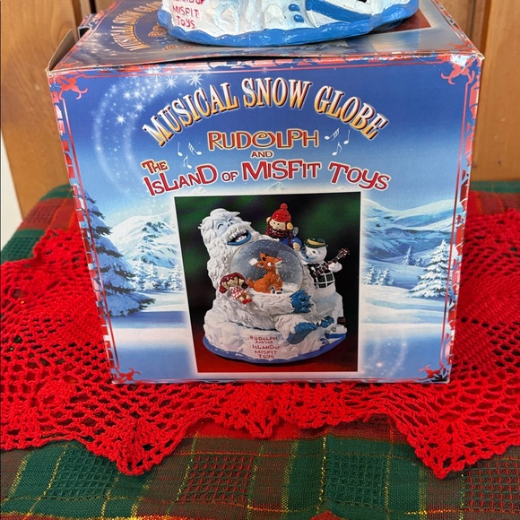 NIB Vintage Rudolph & Island of Misfits Musical Snow Globe - Picture 2 of 3